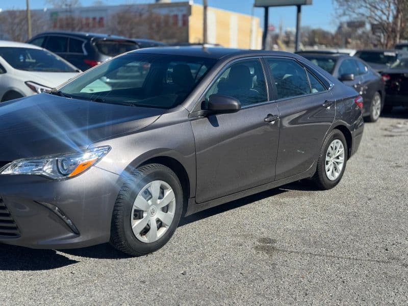 2016 Toyota Camry LE Sedan 4D - image 3