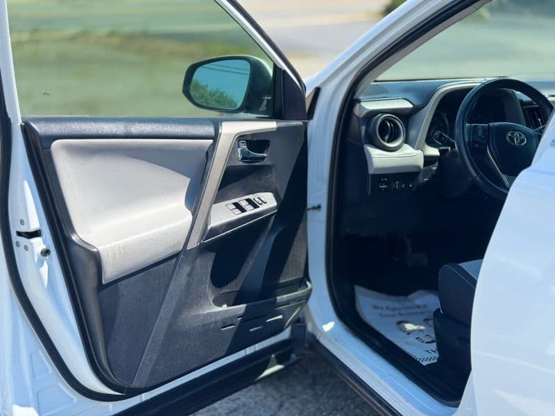 2017 Toyota RAV4 XLE Sport Utility 4D - image 7
