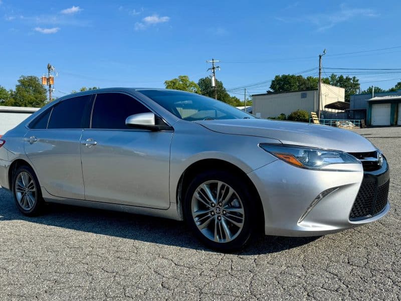 2016 Toyota Camry SE Sedan 4D - image 2