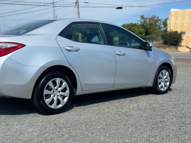 2016 Toyota Corolla LE Sedan 4D - image 5